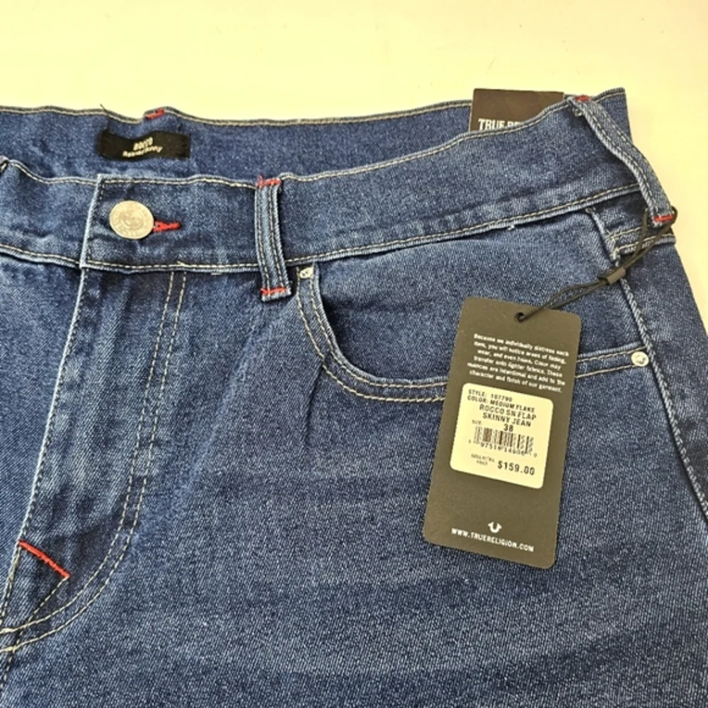 NWT True Religion Men’s size 38x32 Rocco Flap Pockets Relaxed‎ Skinny Blue Jean.